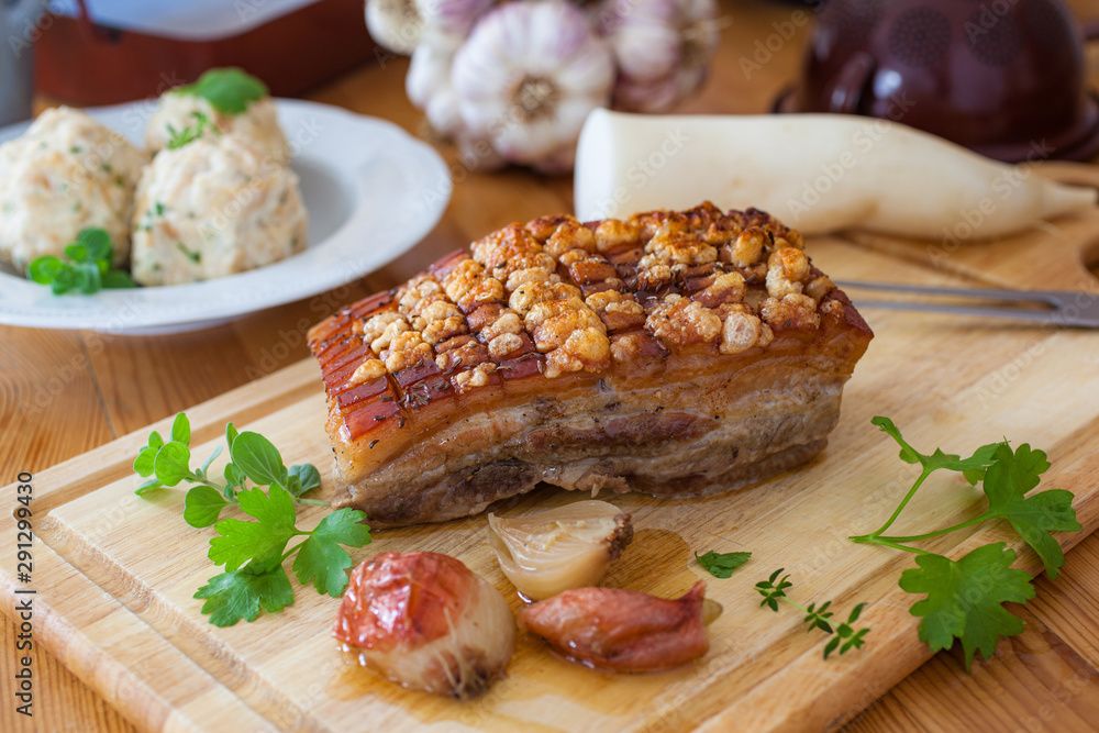 Schweinsbraten auf einem Holzbrett