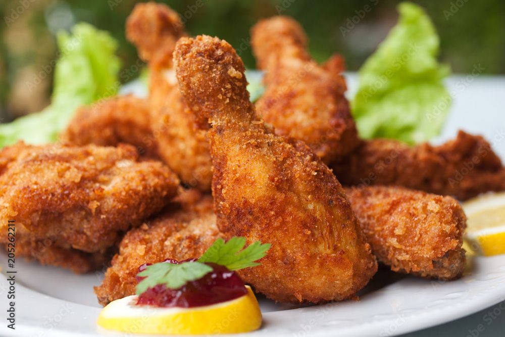 Bild von Backhendl auf einem Teller